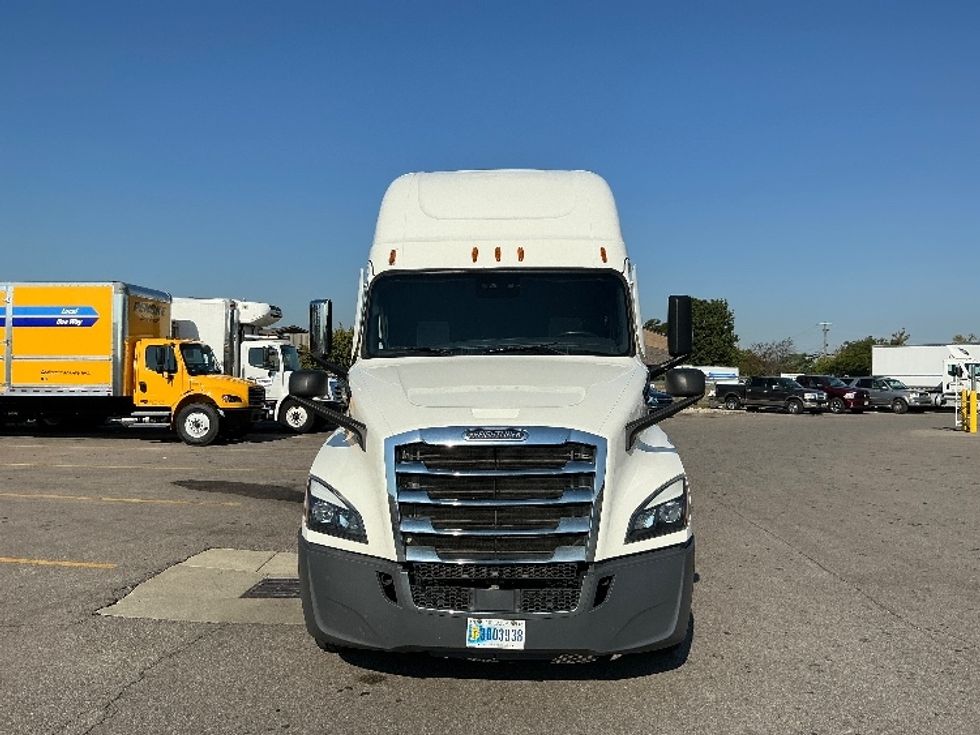 Sleeper Tractor-Heavy Duty Tractors-Freightliner-2021-T12664ST-Erlanger-KY-579,745\n\t\tmiles-$ 55,250 - Image 2