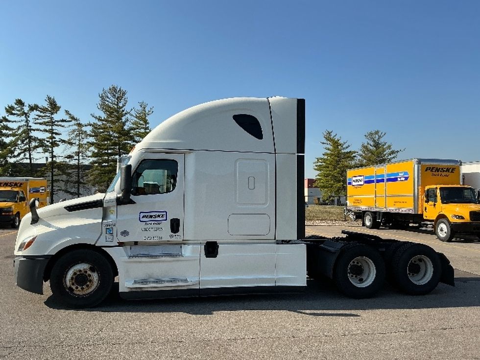 Sleeper Tractor-Heavy Duty Tractors-Freightliner-2021-T12664ST-Erlanger-KY-579,745\n\t\tmiles-$ 55,250 - Image 4