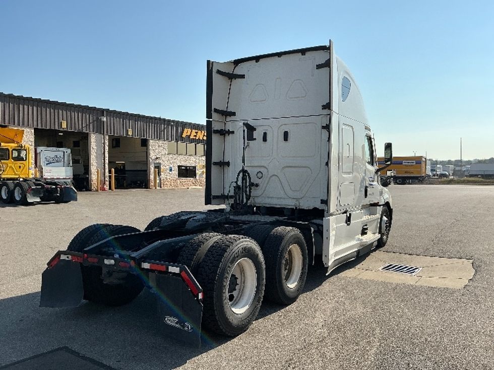 Sleeper Tractor-Heavy Duty Tractors-Freightliner-2021-T12664ST-Erlanger-KY-579,745\n\t\tmiles-$ 55,250 - Image 7