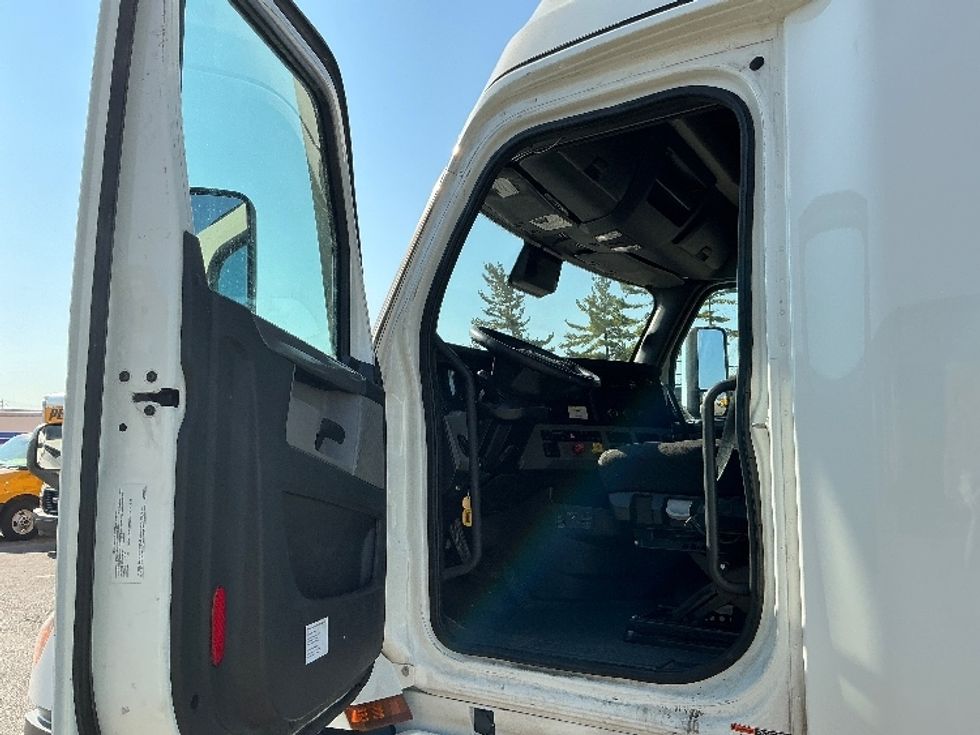 Sleeper Tractor-Heavy Duty Tractors-Freightliner-2021-T12664ST-Erlanger-KY-579,745\n\t\tmiles-$ 55,250 - Image 9