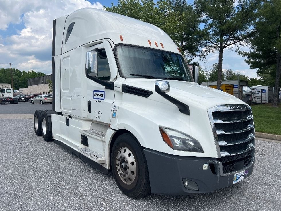 Sleeper Tractor-Heavy Duty Tractors-Freightliner-2021-T12664ST-Essex-MD-532,348\n\t\tmiles-$ 61,750 - Image 1