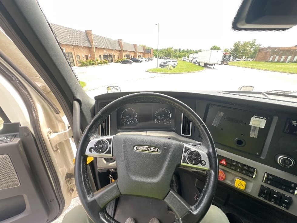 Sleeper Tractor-Heavy Duty Tractors-Freightliner-2021-T12664ST-Essex-MD-532,348\n\t\tmiles-$ 61,750 - Image 11