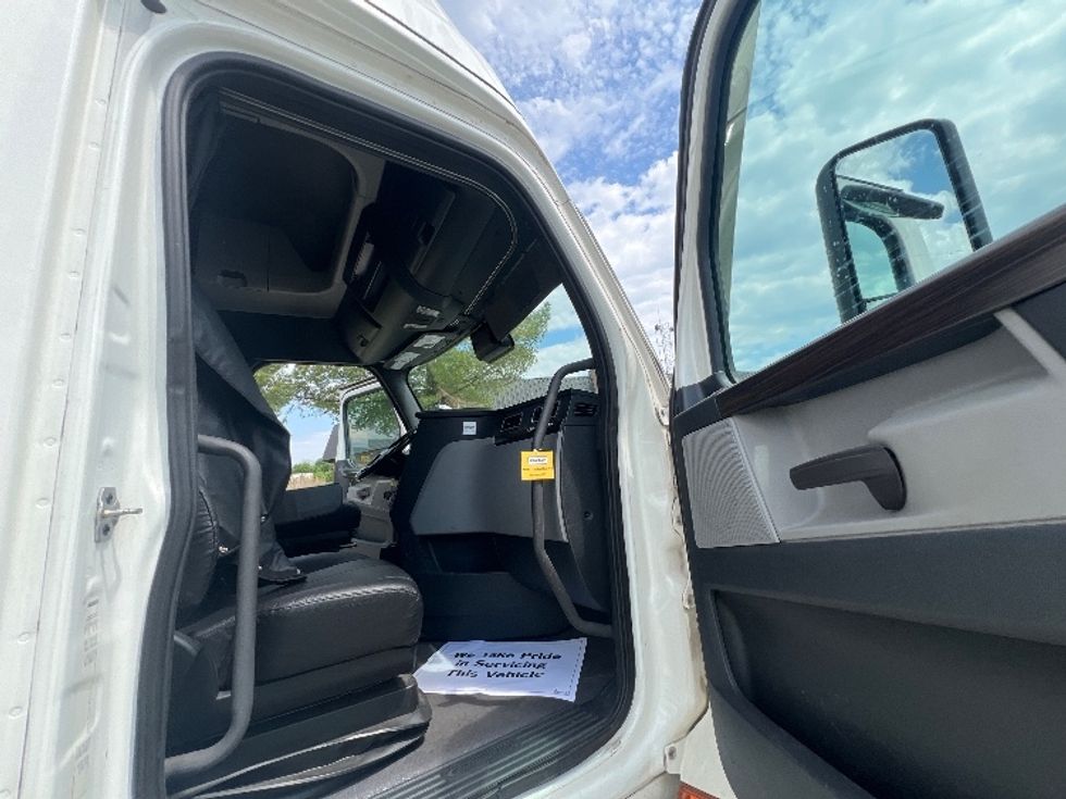 Sleeper Tractor-Heavy Duty Tractors-Freightliner-2021-T12664ST-Essex-MD-532,348\n\t\tmiles-$ 61,750 - Image 12