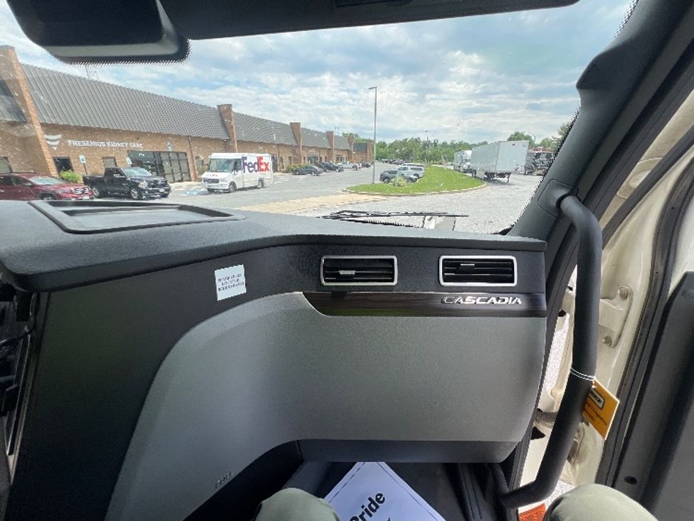 Sleeper Tractor-Heavy Duty Tractors-Freightliner-2021-T12664ST-Essex-MD-532,348\n\t\tmiles-$ 61,750 - Image 13