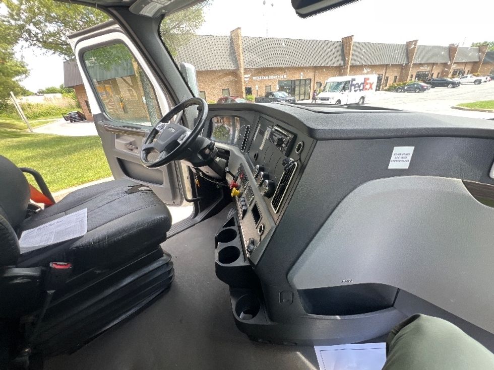 Sleeper Tractor-Heavy Duty Tractors-Freightliner-2021-T12664ST-Essex-MD-532,348\n\t\tmiles-$ 61,750 - Image 14