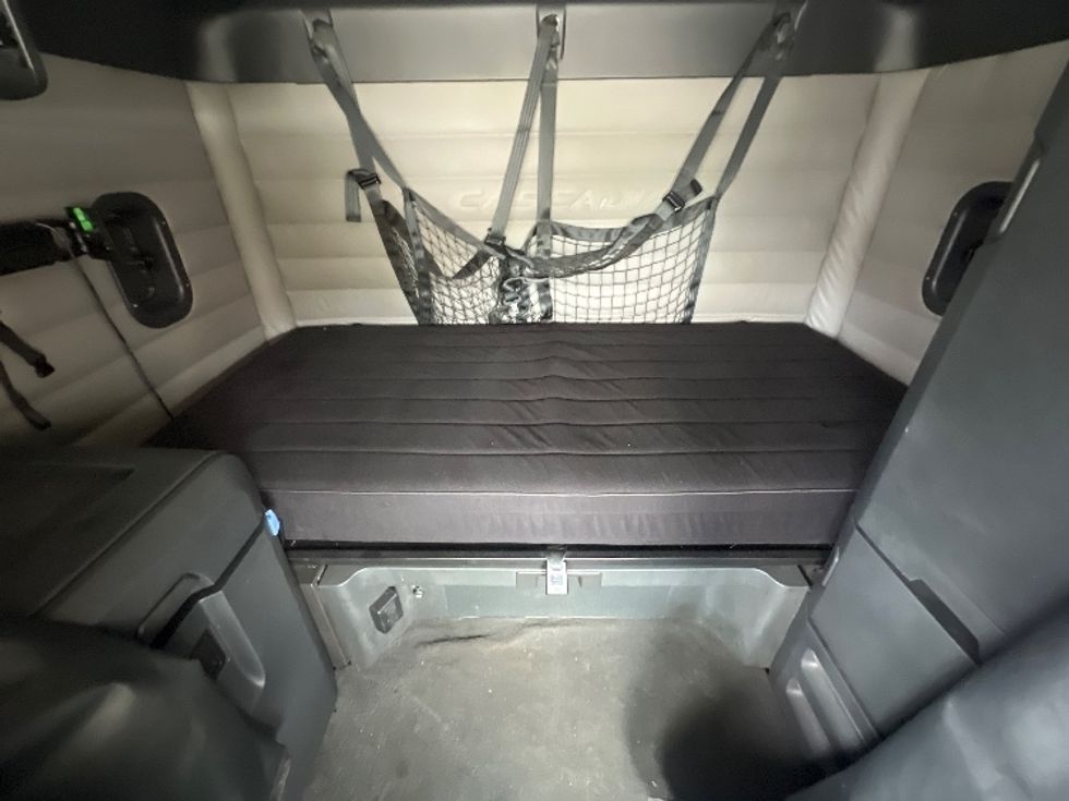 Sleeper Tractor-Heavy Duty Tractors-Freightliner-2021-T12664ST-Essex-MD-532,348\n\t\tmiles-$ 61,750 - Image 15