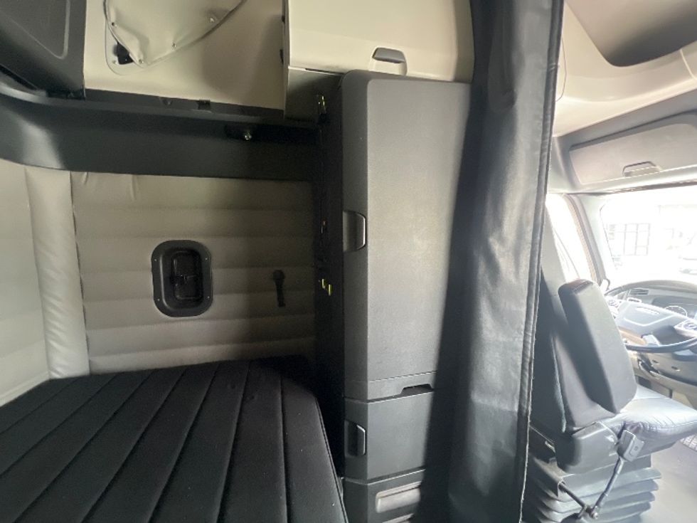 Sleeper Tractor-Heavy Duty Tractors-Freightliner-2021-T12664ST-Essex-MD-532,348\n\t\tmiles-$ 61,750 - Image 17