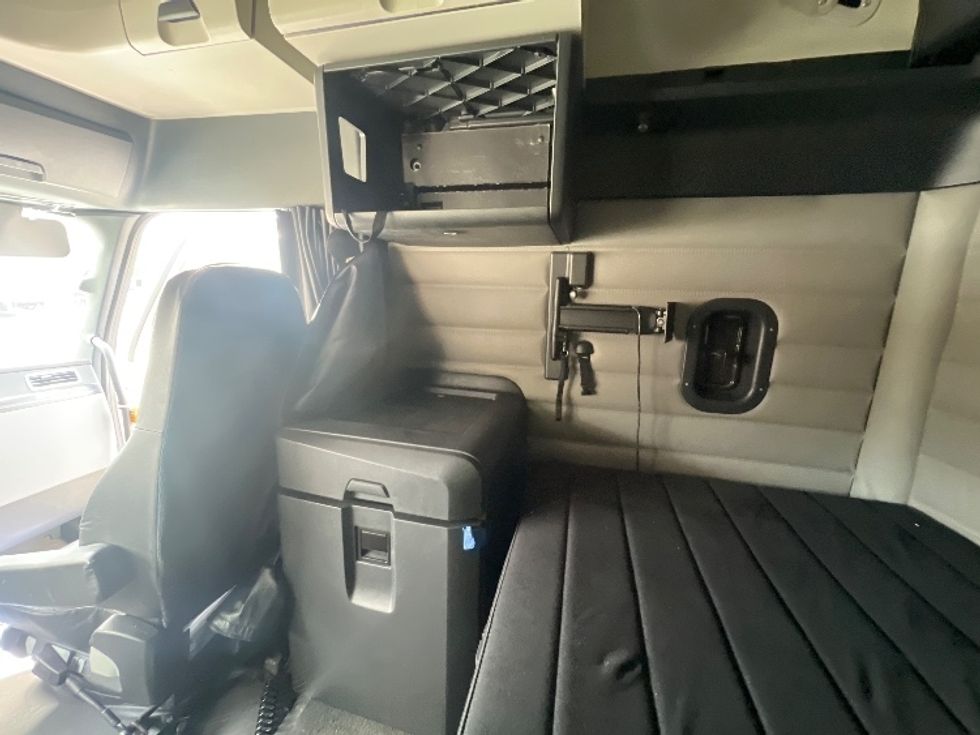 Sleeper Tractor-Heavy Duty Tractors-Freightliner-2021-T12664ST-Essex-MD-532,348\n\t\tmiles-$ 61,750 - Image 18