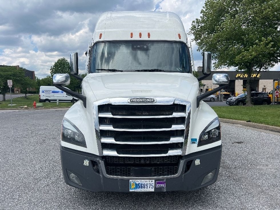 Sleeper Tractor-Heavy Duty Tractors-Freightliner-2021-T12664ST-Essex-MD-532,348\n\t\tmiles-$ 61,750 - Image 2