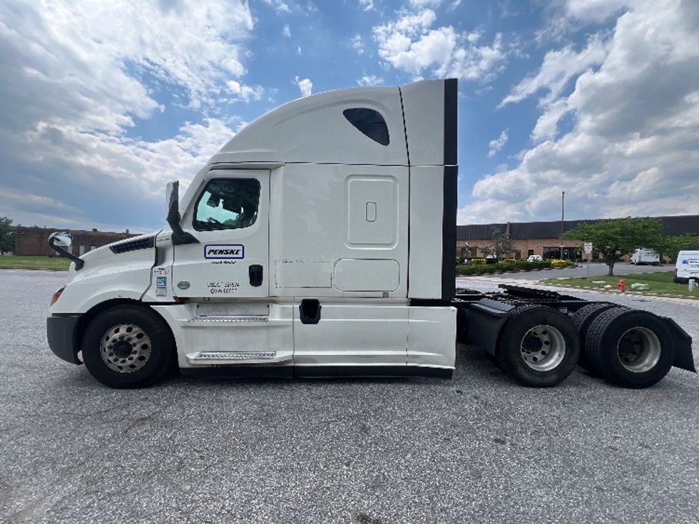 Sleeper Tractor-Heavy Duty Tractors-Freightliner-2021-T12664ST-Essex-MD-532,348\n\t\tmiles-$ 61,750 - Image 4