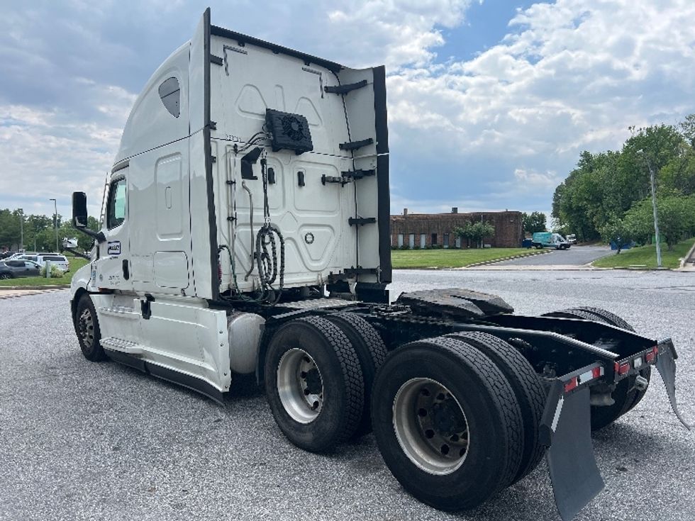 Sleeper Tractor-Heavy Duty Tractors-Freightliner-2021-T12664ST-Essex-MD-532,348\n\t\tmiles-$ 61,750 - Image 5