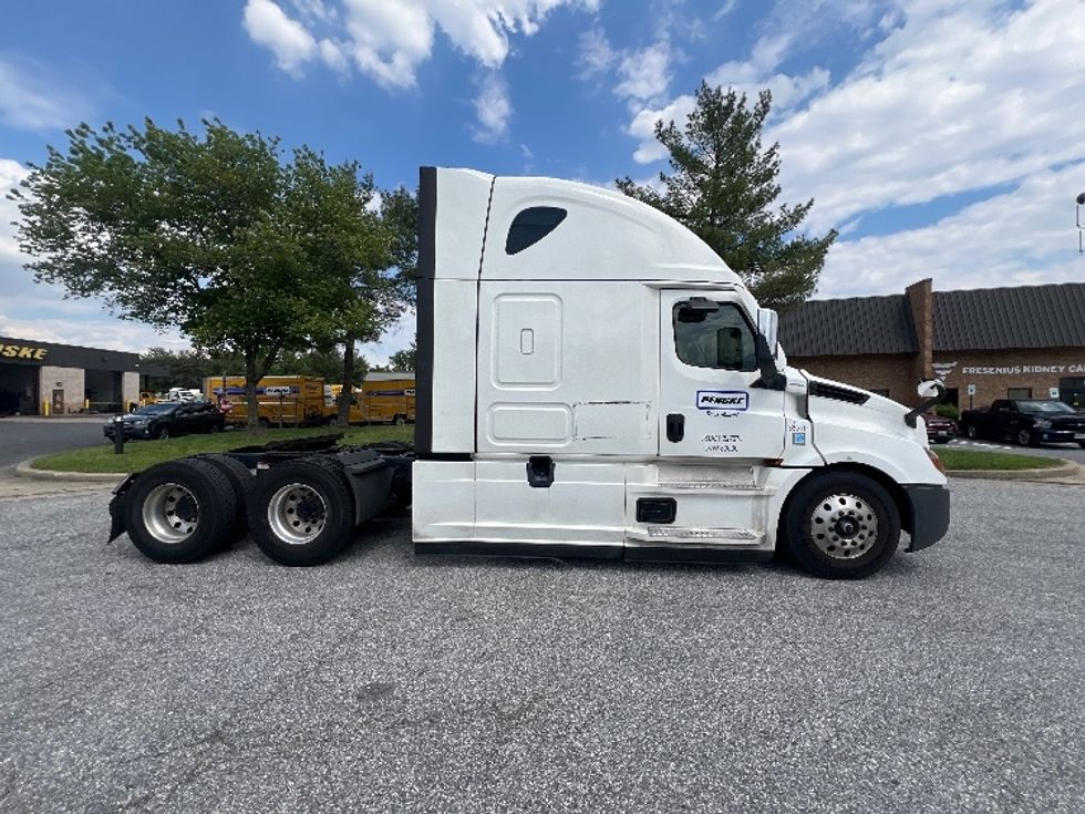 Sleeper Tractor-Heavy Duty Tractors-Freightliner-2021-T12664ST-Essex-MD-532,348\n\t\tmiles-$ 61,750 - Image 8