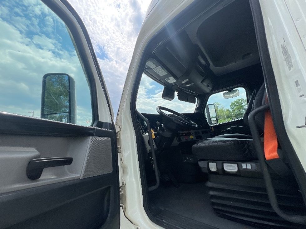 Sleeper Tractor-Heavy Duty Tractors-Freightliner-2021-T12664ST-Essex-MD-532,348\n\t\tmiles-$ 61,750 - Image 9