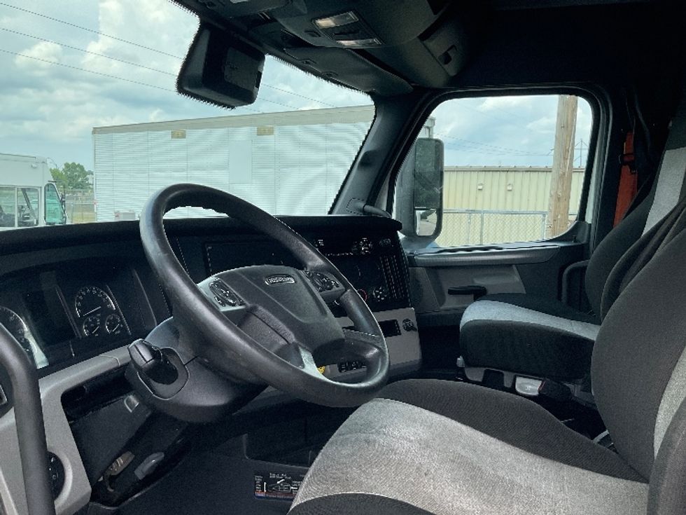 Sleeper Tractor-Heavy Duty Tractors-Freightliner-2021-T12664ST-Essex-MD-620,407\n\t\tmiles-$ 60,000 - Image 10