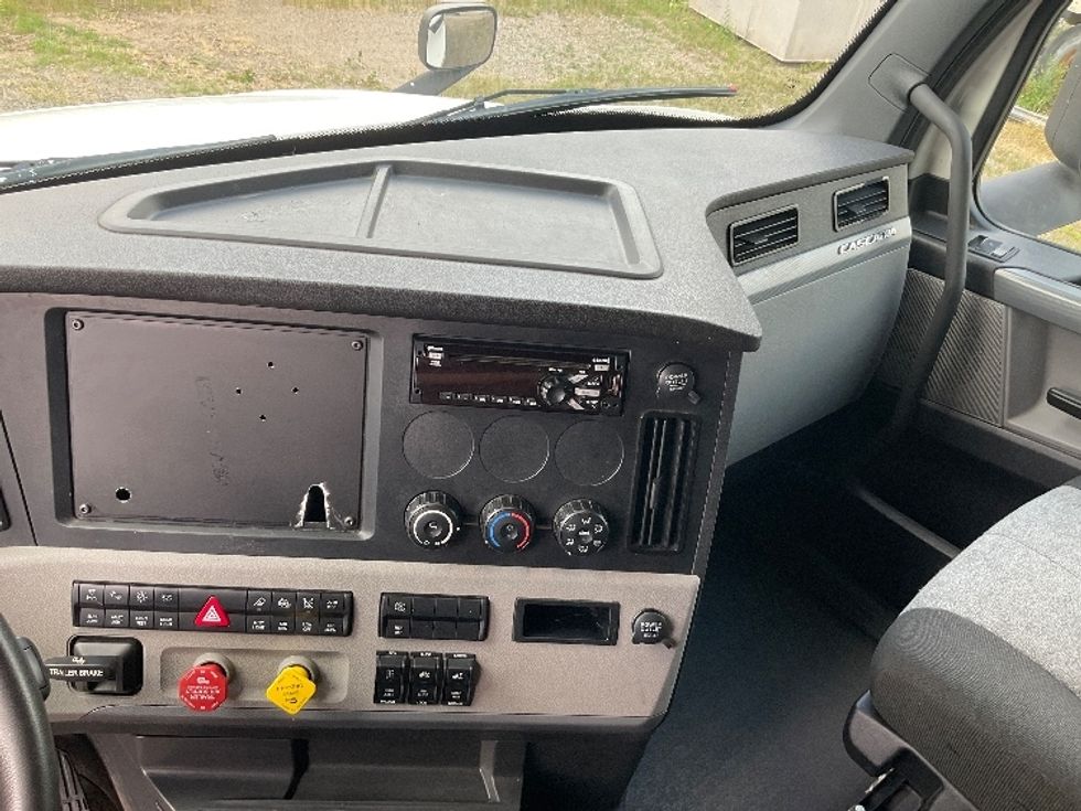 Sleeper Tractor-Heavy Duty Tractors-Freightliner-2021-T12664ST-Essex-MD-620,407\n\t\tmiles-$ 60,000 - Image 12