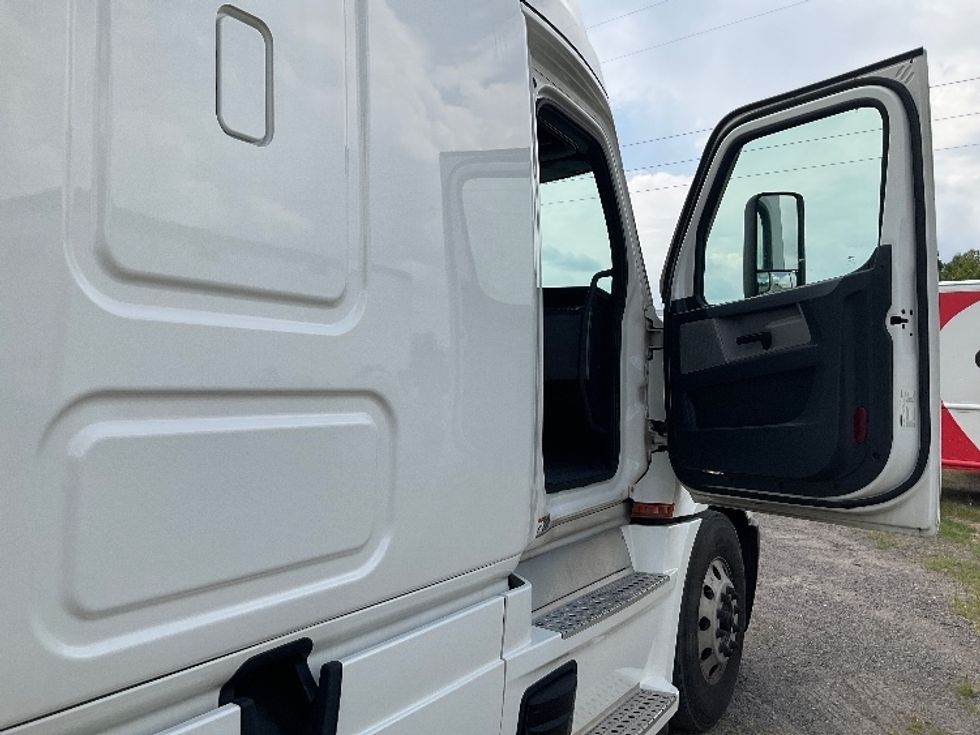 Sleeper Tractor-Heavy Duty Tractors-Freightliner-2021-T12664ST-Essex-MD-620,407\n\t\tmiles-$ 60,000 - Image 13