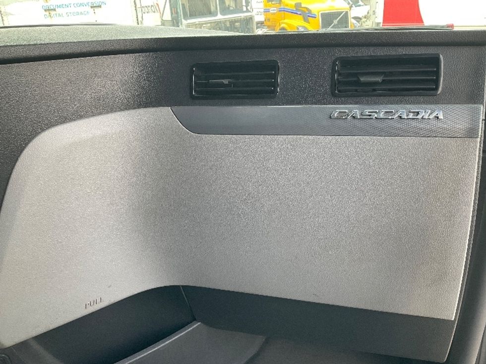 Sleeper Tractor-Heavy Duty Tractors-Freightliner-2021-T12664ST-Essex-MD-620,407\n\t\tmiles-$ 60,000 - Image 14