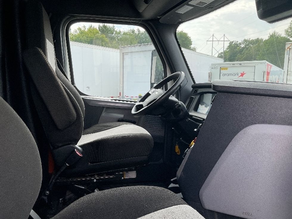 Sleeper Tractor-Heavy Duty Tractors-Freightliner-2021-T12664ST-Essex-MD-620,407\n\t\tmiles-$ 60,000 - Image 15