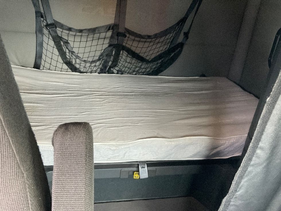 Sleeper Tractor-Heavy Duty Tractors-Freightliner-2021-T12664ST-Essex-MD-620,407\n\t\tmiles-$ 60,000 - Image 16