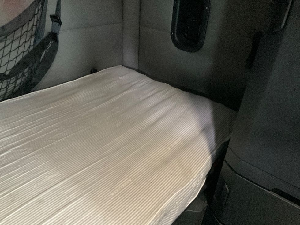 Sleeper Tractor-Heavy Duty Tractors-Freightliner-2021-T12664ST-Essex-MD-620,407\n\t\tmiles-$ 60,000 - Image 17