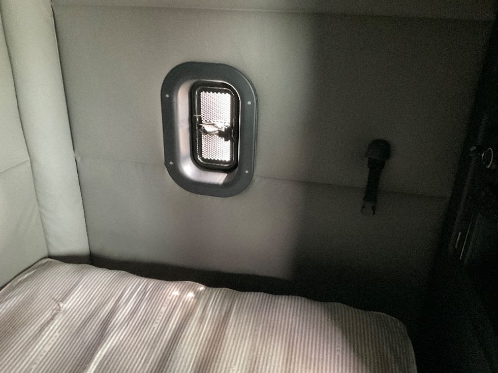 Sleeper Tractor-Heavy Duty Tractors-Freightliner-2021-T12664ST-Essex-MD-620,407\n\t\tmiles-$ 60,000 - Image 18