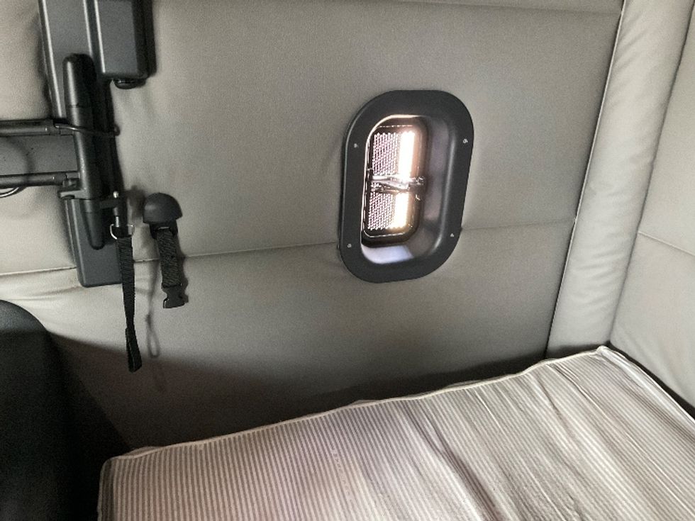 Sleeper Tractor-Heavy Duty Tractors-Freightliner-2021-T12664ST-Essex-MD-620,407\n\t\tmiles-$ 60,000 - Image 19