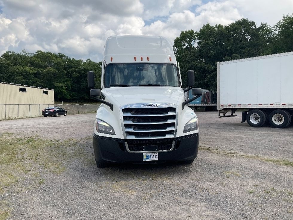 Sleeper Tractor-Heavy Duty Tractors-Freightliner-2021-T12664ST-Essex-MD-620,407\n\t\tmiles-$ 60,000 - Image 2