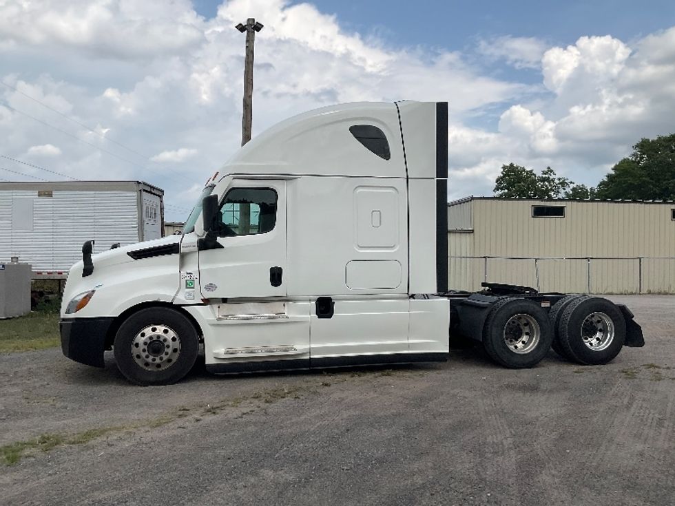 Sleeper Tractor-Heavy Duty Tractors-Freightliner-2021-T12664ST-Essex-MD-620,407\n\t\tmiles-$ 60,000 - Image 4