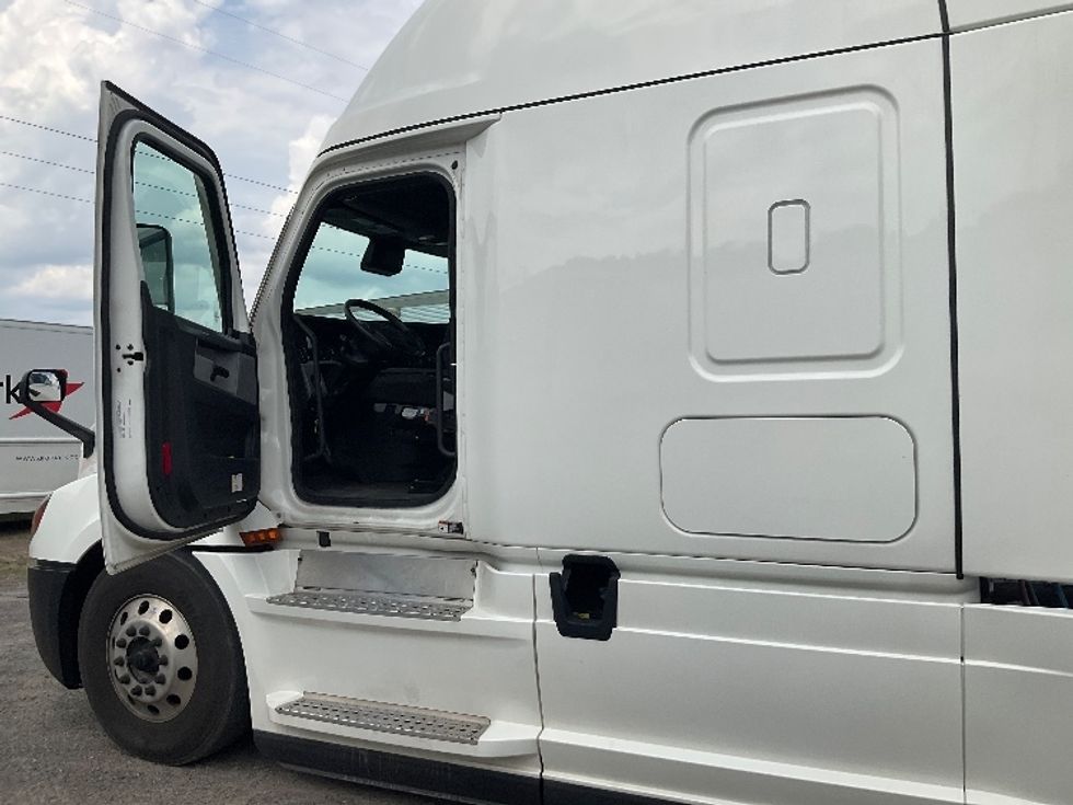 Sleeper Tractor-Heavy Duty Tractors-Freightliner-2021-T12664ST-Essex-MD-620,407\n\t\tmiles-$ 60,000 - Image 9
