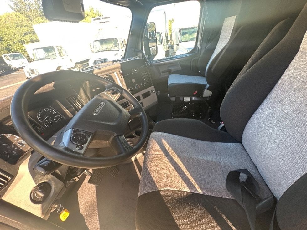 Sleeper Tractor-Heavy Duty Tractors-Freightliner-2021-T12664ST-Fayetteville-NC-487,037\n\t\tmiles-$ 66,000 - Image 10