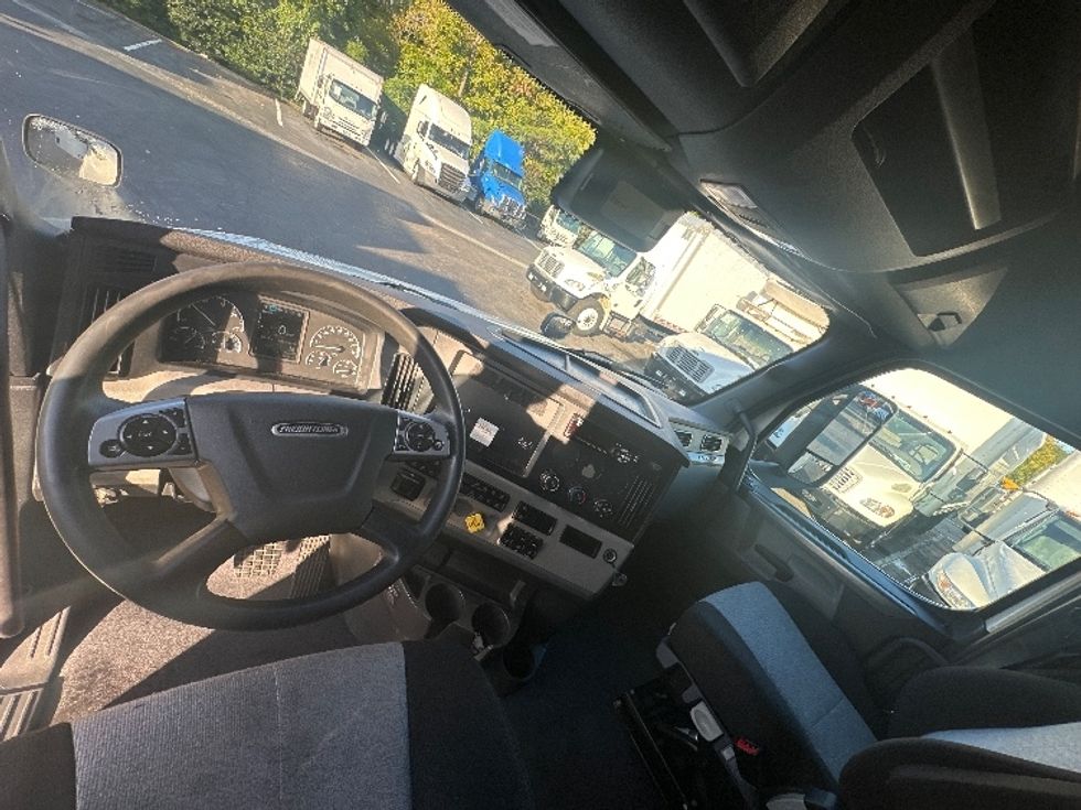 Sleeper Tractor-Heavy Duty Tractors-Freightliner-2021-T12664ST-Fayetteville-NC-487,037\n\t\tmiles-$ 66,000 - Image 11