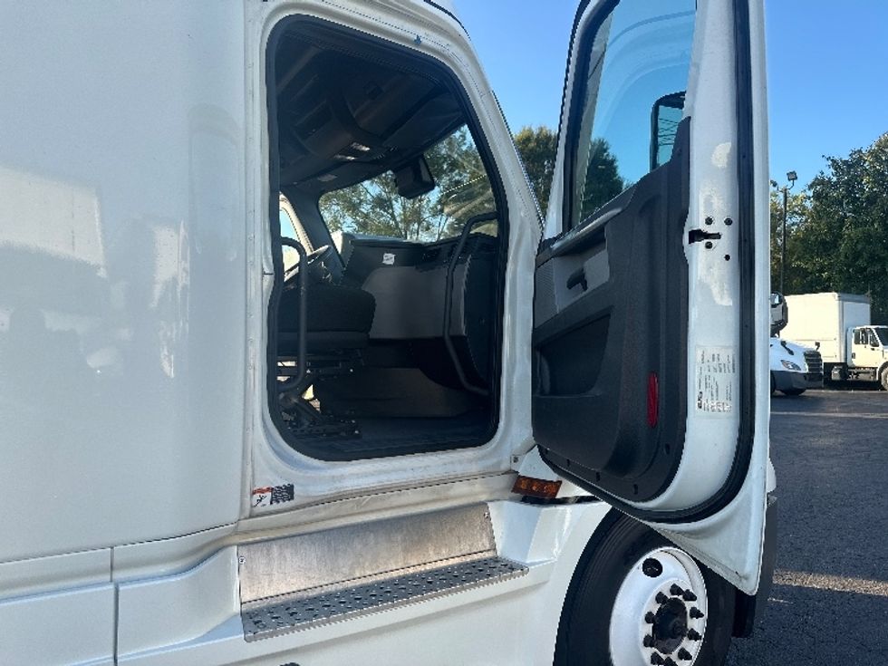 Sleeper Tractor-Heavy Duty Tractors-Freightliner-2021-T12664ST-Fayetteville-NC-487,037\n\t\tmiles-$ 66,000 - Image 13