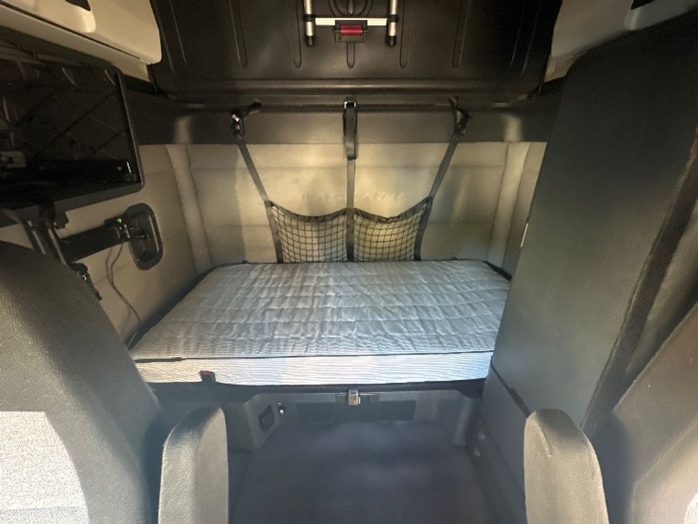 Sleeper Tractor-Heavy Duty Tractors-Freightliner-2021-T12664ST-Fayetteville-NC-487,037\n\t\tmiles-$ 66,000 - Image 16