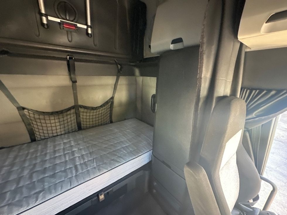 Sleeper Tractor-Heavy Duty Tractors-Freightliner-2021-T12664ST-Fayetteville-NC-487,037\n\t\tmiles-$ 66,000 - Image 18