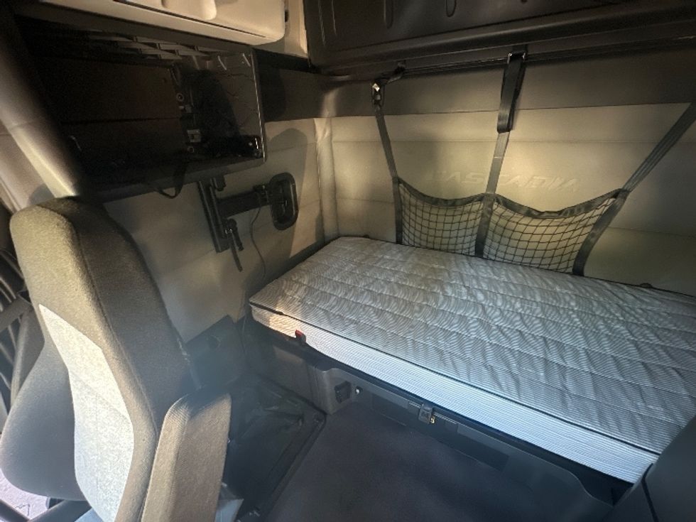 Sleeper Tractor-Heavy Duty Tractors-Freightliner-2021-T12664ST-Fayetteville-NC-487,037\n\t\tmiles-$ 66,000 - Image 19