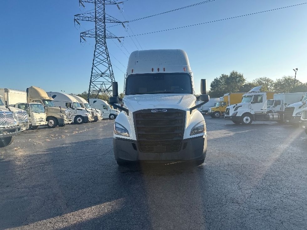 Sleeper Tractor-Heavy Duty Tractors-Freightliner-2021-T12664ST-Fayetteville-NC-487,037\n\t\tmiles-$ 66,000 - Image 2