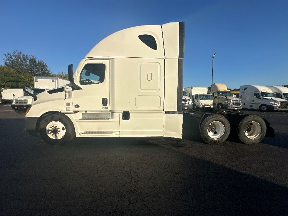 Sleeper Tractor-Heavy Duty Tractors-Freightliner-2021-T12664ST-Fayetteville-NC-487,037\n\t\tmiles-$ 66,000 - Image 4
