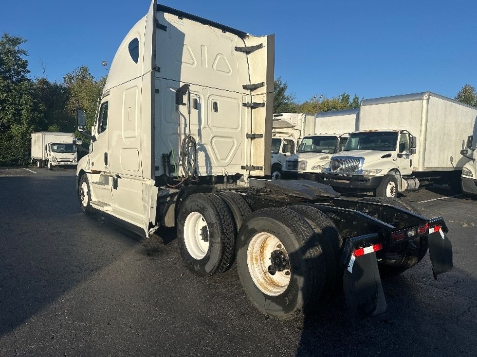 Sleeper Tractor-Heavy Duty Tractors-Freightliner-2021-T12664ST-Fayetteville-NC-487,037\n\t\tmiles-$ 66,000 - Image 5