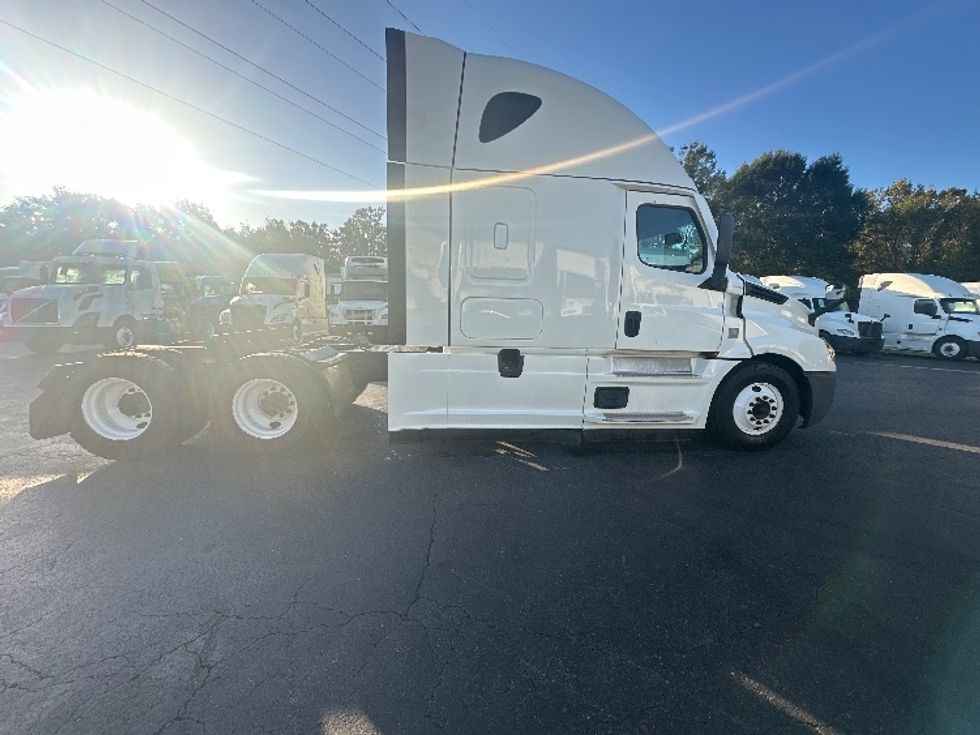 Sleeper Tractor-Heavy Duty Tractors-Freightliner-2021-T12664ST-Fayetteville-NC-487,037\n\t\tmiles-$ 66,000 - Image 8