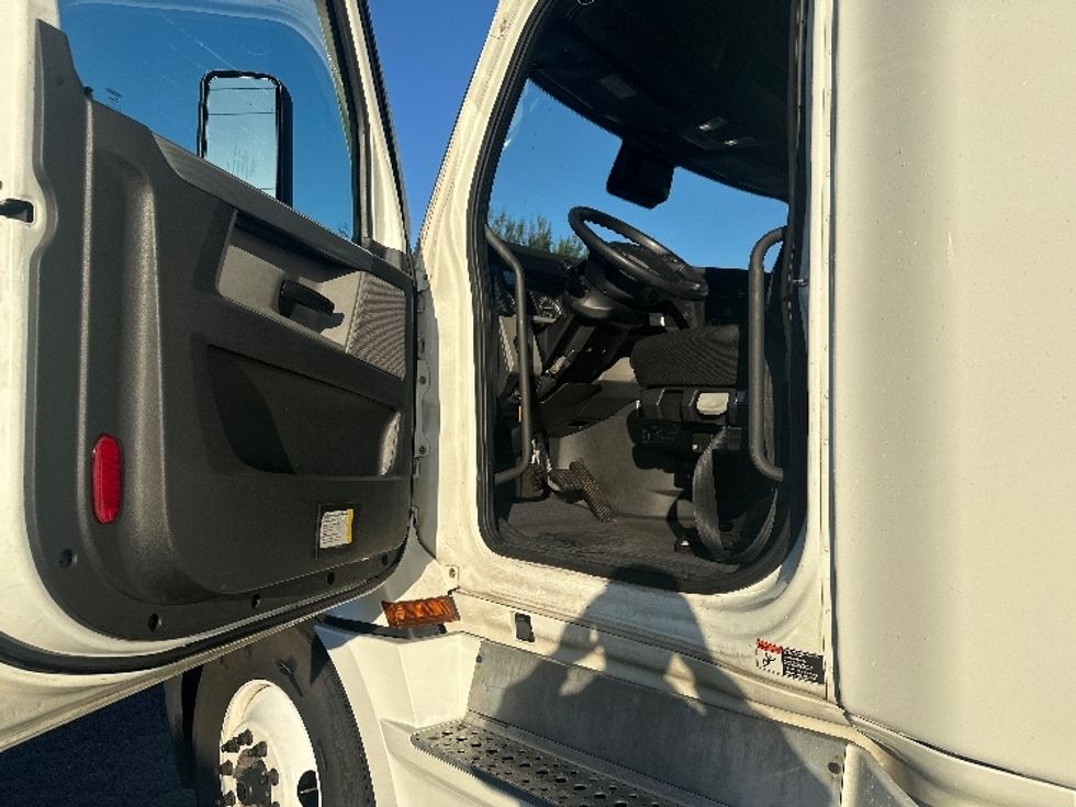 Sleeper Tractor-Heavy Duty Tractors-Freightliner-2021-T12664ST-Fayetteville-NC-487,037\n\t\tmiles-$ 66,000 - Image 9