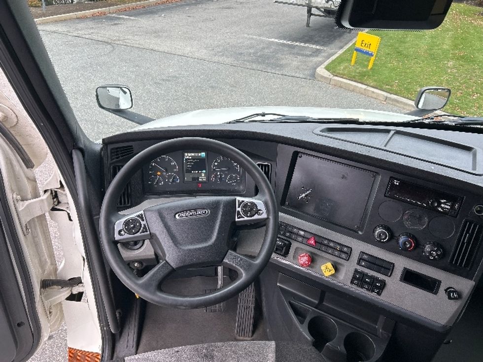 Sleeper Tractor-Heavy Duty Tractors-Freightliner-2021-T12664ST-Fitchburg-MA-564,510\n\t\tmiles-$ 56,500 - Image 10