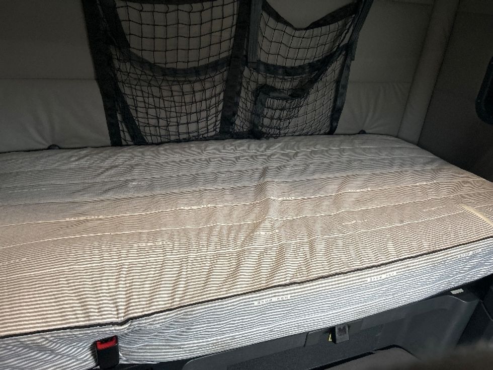 Sleeper Tractor-Heavy Duty Tractors-Freightliner-2021-T12664ST-Fitchburg-MA-564,510\n\t\tmiles-$ 56,500 - Image 12