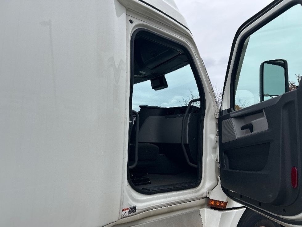 Sleeper Tractor-Heavy Duty Tractors-Freightliner-2021-T12664ST-Fitchburg-MA-564,510\n\t\tmiles-$ 56,500 - Image 14