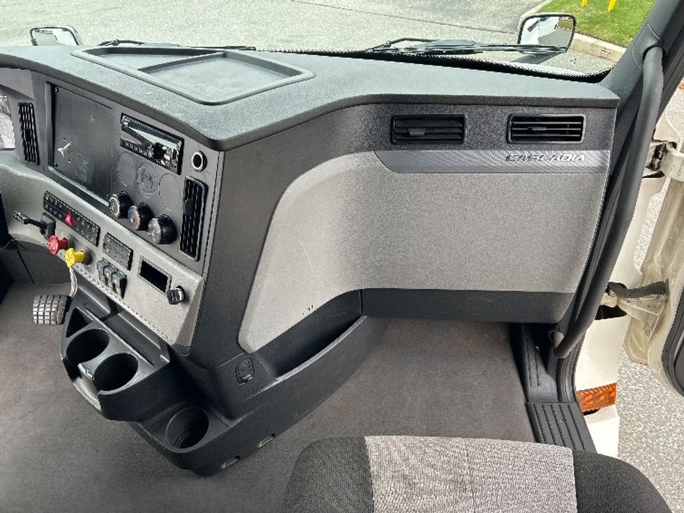 Sleeper Tractor-Heavy Duty Tractors-Freightliner-2021-T12664ST-Fitchburg-MA-564,510\n\t\tmiles-$ 56,500 - Image 15