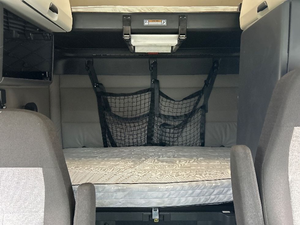 Sleeper Tractor-Heavy Duty Tractors-Freightliner-2021-T12664ST-Fitchburg-MA-564,510\n\t\tmiles-$ 56,500 - Image 17