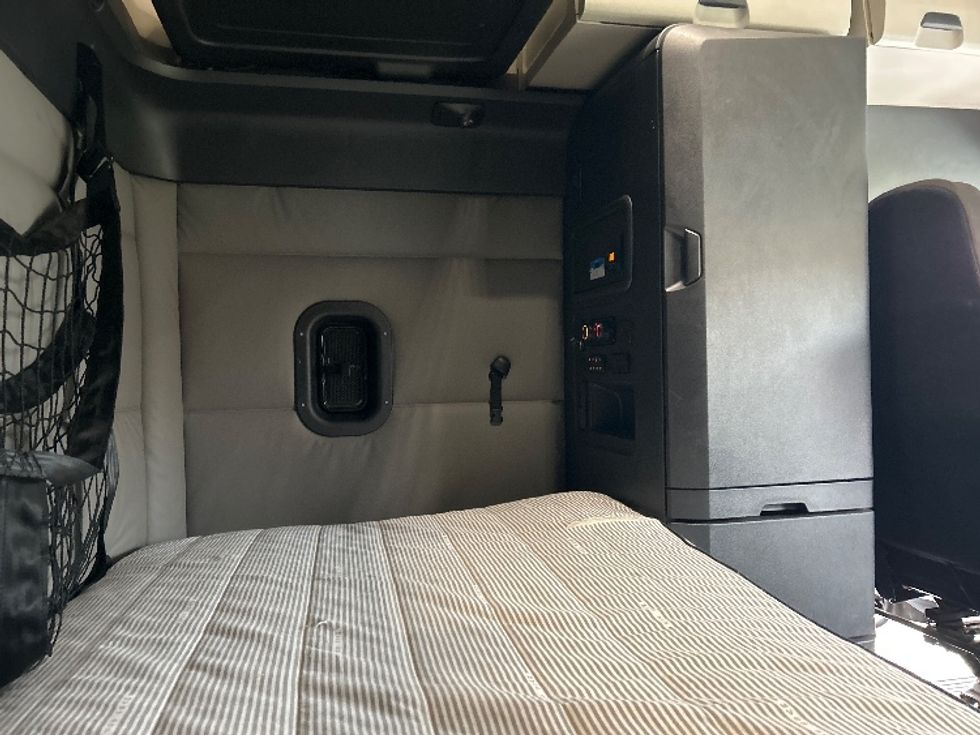 Sleeper Tractor-Heavy Duty Tractors-Freightliner-2021-T12664ST-Fitchburg-MA-564,510\n\t\tmiles-$ 56,500 - Image 18