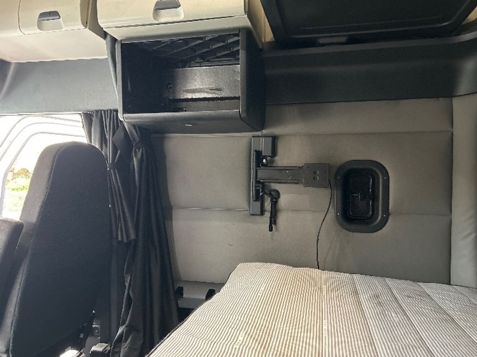 Sleeper Tractor-Heavy Duty Tractors-Freightliner-2021-T12664ST-Fitchburg-MA-564,510\n\t\tmiles-$ 56,500 - Image 19