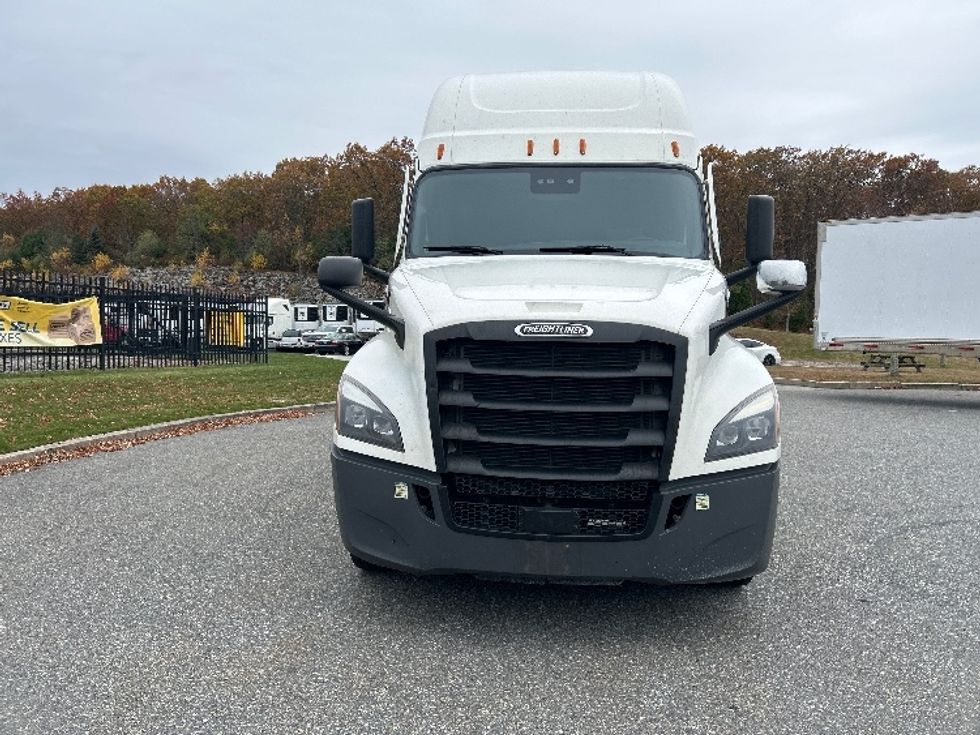 2021 Freightliner Cascadia 126" Sleeper Cab photo 2