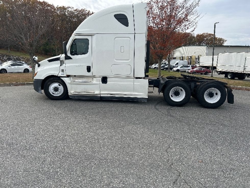 2021 Freightliner Cascadia 126" Sleeper Cab photo 3