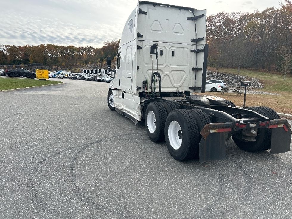 2021 Freightliner Cascadia 126" Sleeper Cab photo 4